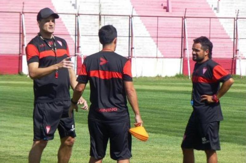 CAVALIERI JUNTO A SU EQUIPO DE TRABAJO DURANTE EL ENTRENAMIENTO