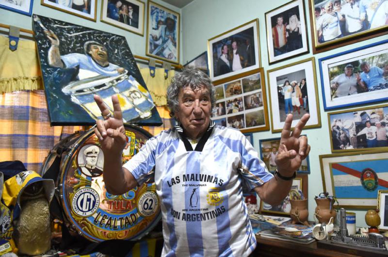 ES FANÁTICO DE CENTRAL Y DE LA SELECCIÓN ARGENTINA