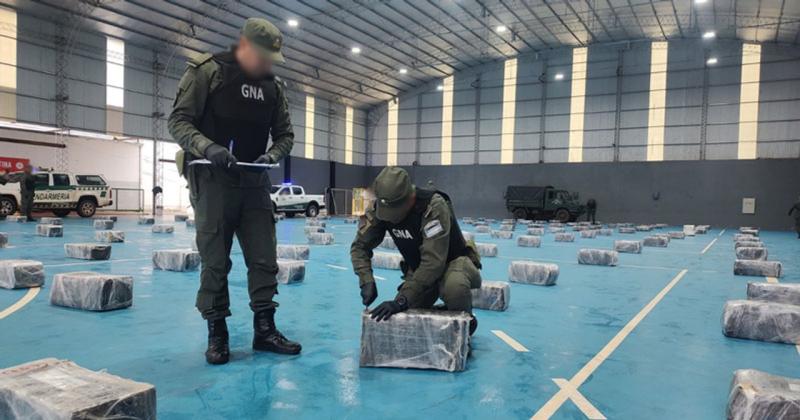 Un operativo insoacutelito en Misiones- tiroacute una mochila con 3 kilos de droga y encontraron 3 toneladas